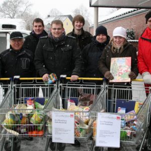 Vier Einkaufswagen voll mit Lebensmitteln sammelten die Uedemer Jusos.