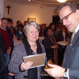 Die Fraktionsvorsitzenden Jörg Lorenz und Kathrin Plotke überreichten Maria Verhoevend en Uedmeer Leisten.