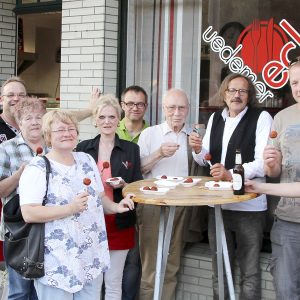 Bürgermeisterkandidat Heinz Bömler und seine Gäste probieren die berühmten Leckereien