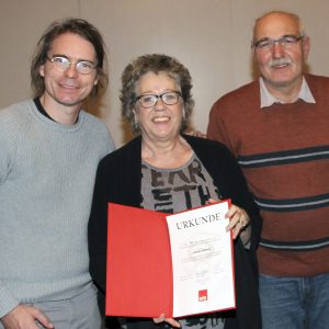 Christa Janssen wird für 25 Jahre SPD-Mitgöliedschaft geehrte durch Olaf Plotke und Jürgen Noth