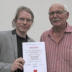 Der neue SPD-Vorsitzende Jürgen Noth überreicht den Ehrenbrief der SPD an seinen Vorgänger Olaf Plotke