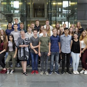 Schülerinnen und Schüler der Jahrgangsstufe 10 der Leni-Valk-Realschule Goch mit Barbara Hendricks im Deutschen Bundestag