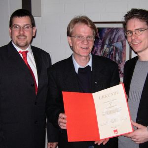 SPD-Jubilar Martin Müller (25 Jahre) mit dem Ortsvereinsvorsitzenden Olaf Plotke und seinem Strellvertreter Jürgen Horn