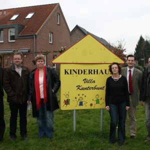 Bodo Wißen, Jürgen Franken und andere vor der Villa Kunterbunt