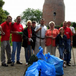 SPD.Mitglieder nach dem Hausputz an der Hohen Mühle