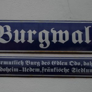 Historisches Straßenschild am Burgwall mit Hinweis auf Odo