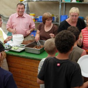 Hans und Inge Diedrich bei der Essensausgabe