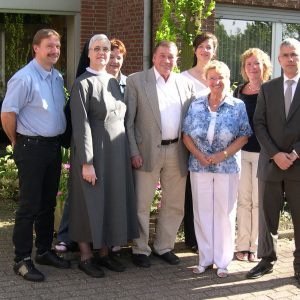 Die SPD-Gruppe mit den Gastgebern nach dem Besuch vorm St. Laurentius Heim