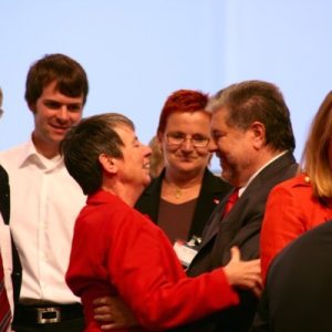 SPD-Chef Kurt Beck gratuliert der frischgewählten Schatzmeisterin Barbara Hendricks