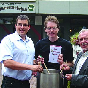 Jürgen Horn, Olaf Plotke und Horst Winterle vom Uedemer SPD-Vorstand präsentierten die Pläne zum Uedemer Kochbuch.