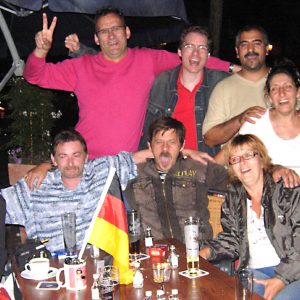 Uedemer SPD-Mitglieder feierten mit deutschen und türkischen Freunden am Markt Döner Paradies.