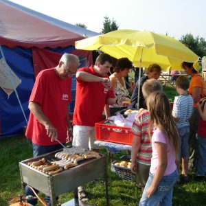 Jürgen Horn und Jürgen Noth am Grill beim Ferienspass 2008