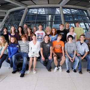 Barbara Henrdicks mit Schülern des Gymnasiums Kalkar im Reichstag