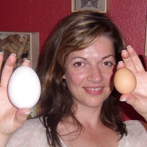 Fraktionskassiererin Kathrin Plotke zeigt es: So sehen Gänse- und Hühner-Eier aus!