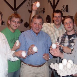 Kattelaens-Küchenmeister Robert Kehl (li.) lud die SPD-Mitglieder zu Gänse-Eiern ein.