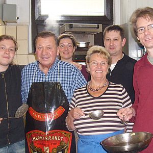 In der Küche von Kattelans-Küchenmeister Robert Kehl kochte die Uedemer SPD die Erbsensuppe.