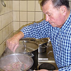 Uedems stellvertretender Bürgermeister Hand Diedrich am Kochtopf
