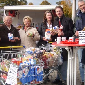 Manfred Bodden (3.v.l.) und Wolfgang Feldmann (3.v.r.) vom Café Konkret freuten sich über die Lebensmittelspenden.
