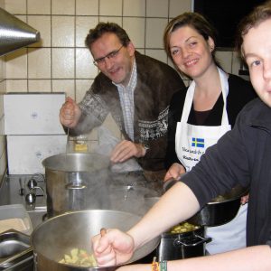 v.l. Jörg Lorenz und Kahtrin Plotke kochen leckere Erbsensuppe