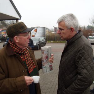 Gefragter Gesprächspartner: der SPD-Landtagsabgeordnete Norbert Killewald (rechts).