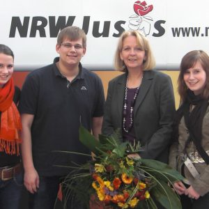 Die Uedemer Jusos trafen NRW SPD-Chefin Hannelore Kraft in Kamen: Franziska Hägele, Carsten Otto, Hannelore Kraft und Stephanie Horn (v.l.).