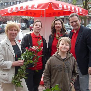 Bürgermeisterkandidatin Kathrin Plotke und die Uedemer SPD verteilten Rosen zum Muttertag.
