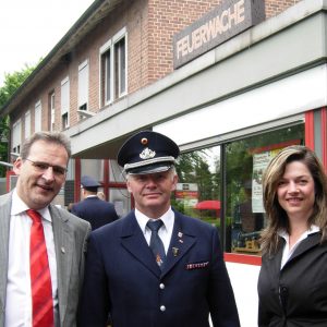 Kathrin Plotke und Jörg Lorenz mit Wehrchef Gerd Ingenerf