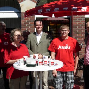 Bodo Wißen mit Uedemer Sozialdemokraten am Infostand