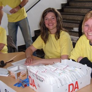 Bürgermeisterkandidatin Kathrin Plotke bei der Ausgabe der Startnummern.