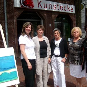 Bürgermeisterkandidatin Kathrin Plotke mit den Künstlerinnen der Kunstecke.