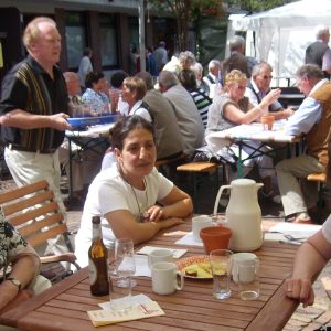 Bürgermeisterkandidatin Kathrin Plotke, Ratskandidatin Nurije Kahraman und Maria Hornbers aus Keppeln frühstückten gemütlich auf dem Markt.