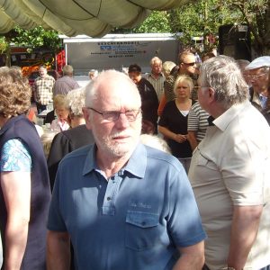 Lange Schlange vor dem Buffetzelt.