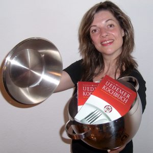 Aufgetischt: Bürgermeisterkandidatin Kathrin Plotke präsentiert das Uedemer Kochbuch.