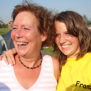 Halfen an mehreren Tagen kräftig mit beim Ferienspaß: SPD-Ratskandidatin Anne Landwehr (li.) und Juso-Kreisvorstandsmitglied Franziska Hägele.