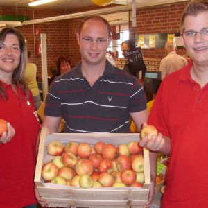 Kathrin Plotke, Peter Hesseling und Carsten Otto (v.l.) packten schon mal die ersten Obstkisten.