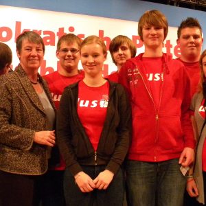 Jusos mit Barbara Hendricks auf der Parteitagsbühne in Dresden