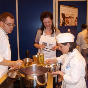 Kathrin Plotke zusammen mit Le Cordon Bleu-Studenten beim Showkochen in London.